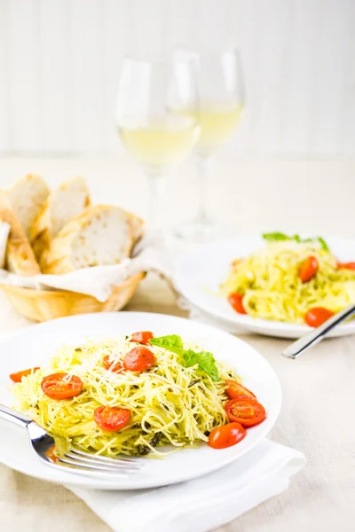 Massa de cabelo de anjo caseiro com pesto — Fotografia de Stock