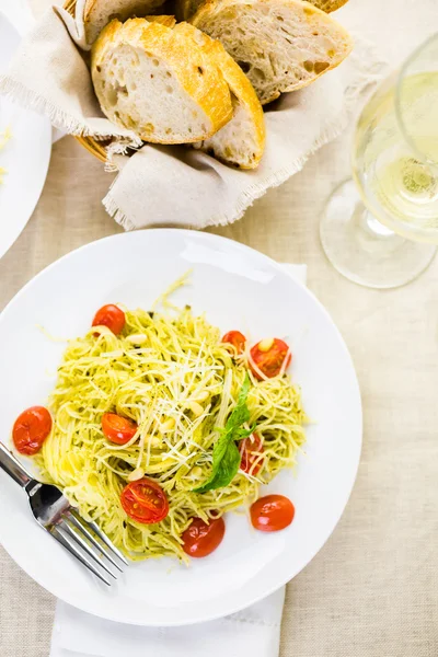 Pâtes maison aux cheveux d'ange au pesto — Photo