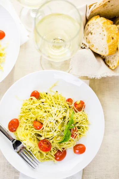 Pâtes maison aux cheveux d'ange au pesto — Photo