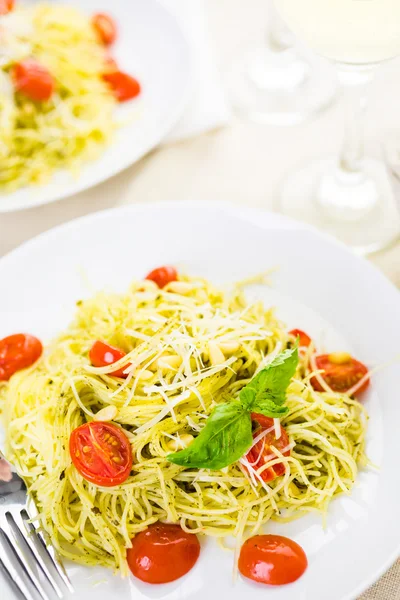 Pastas caseras de cabello de ángel con pesto — Foto de Stock