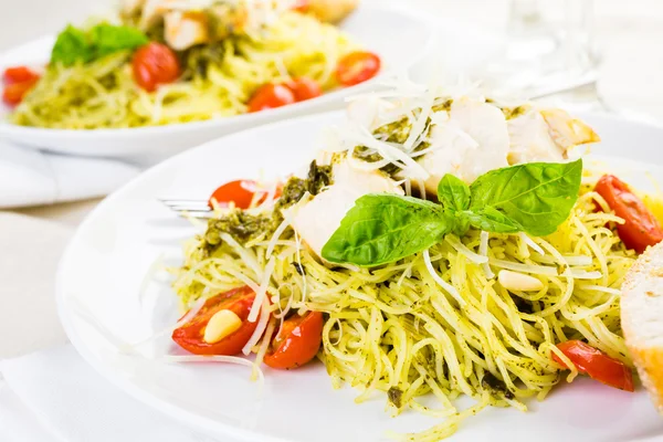 Hemgjord ängel hår pasta med pesto — Stockfoto