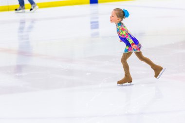 Genç pratik buz patenci.