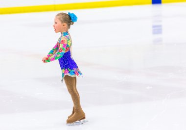 Genç pratik buz patenci.