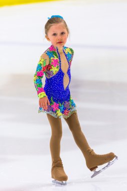 Genç pratik buz patenci.