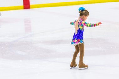 Genç pratik buz patenci.