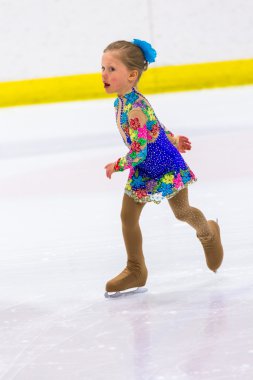 Genç pratik buz patenci.