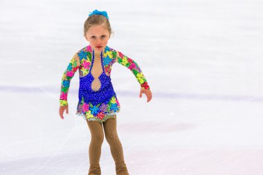 Genç pratik buz patenci.