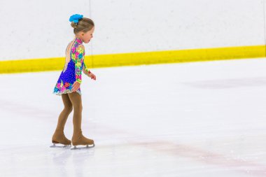 Genç pratik buz patenci.