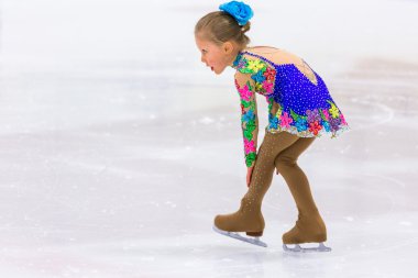 Genç pratik buz patenci.