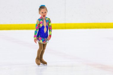 Genç pratik buz patenci.