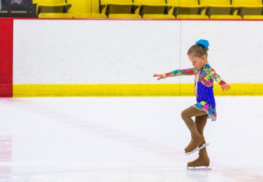 Genç pratik buz patenci.