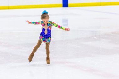 Genç pratik buz patenci.