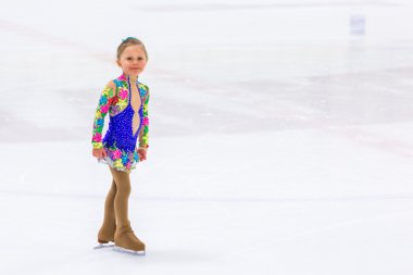 Genç pratik buz patenci.