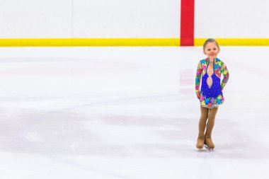 Genç pratik buz patenci.