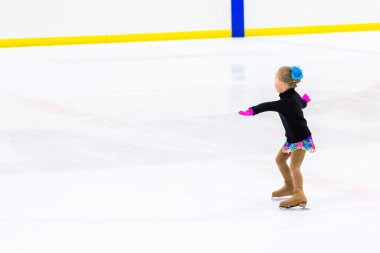 Genç pratik buz patenci.