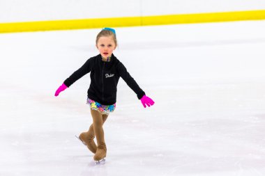 Genç pratik buz patenci.