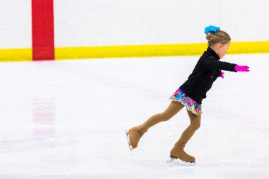 Genç pratik buz patenci.