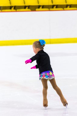 Genç pratik buz patenci.