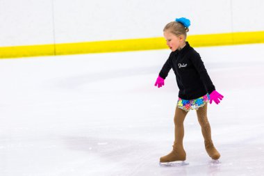 Genç pratik buz patenci.