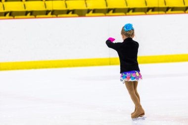 Genç pratik buz patenci.