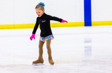 Genç pratik buz patenci.