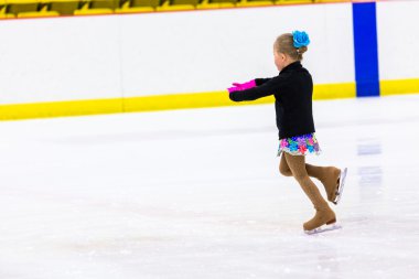 Genç pratik buz patenci.