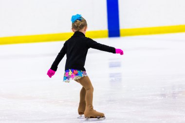 Genç pratik buz patenci.