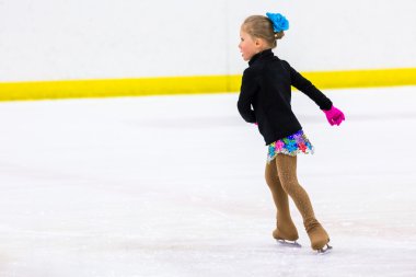 Genç pratik buz patenci.