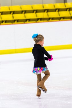 Genç pratik buz patenci.