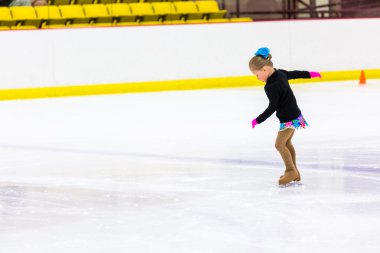 Genç pratik buz patenci.