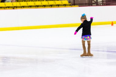 Genç pratik buz patenci.