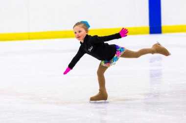 Genç pratik buz patenci.