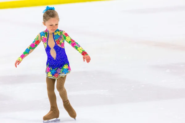 Jonge kunstschaatsster beoefenen — Stockfoto