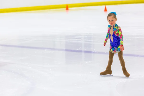 Jeune patineur artistique pratiquant — Photo