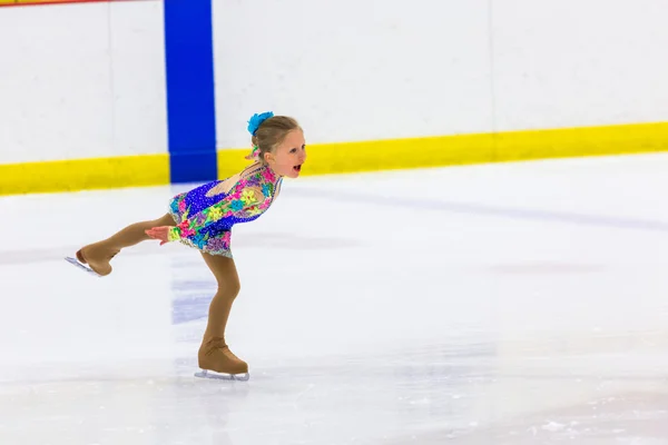 若いフィギュアスケーターの練習 — ストック写真