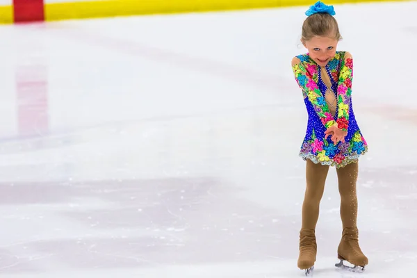 Jeune patineur artistique pratiquant — Photo