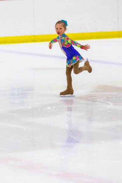 Jonge kunstschaatsster beoefenen — Stockfoto