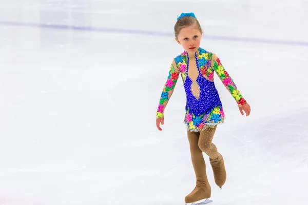 Jeune patineur artistique pratiquant — Photo