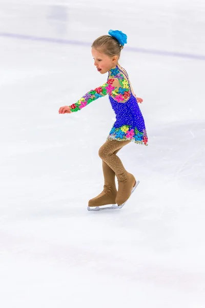 Young figure skater practicing — Stock Photo, Image