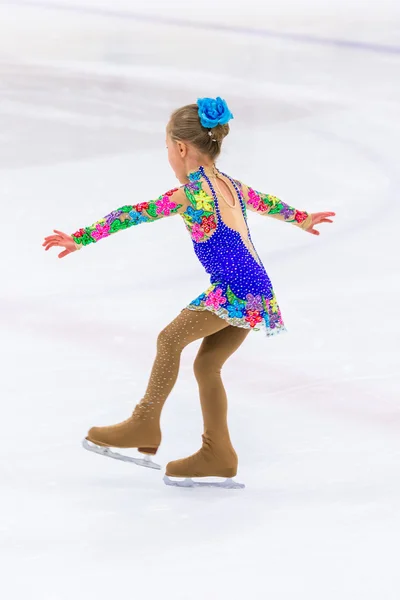 Young figure skater practicing — Stock Photo, Image