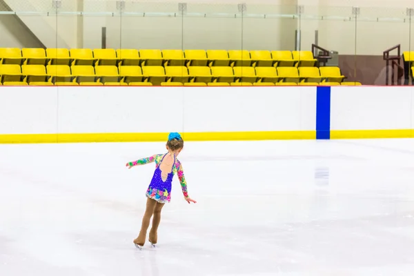 Junge Eiskunstläuferin übt — Stockfoto
