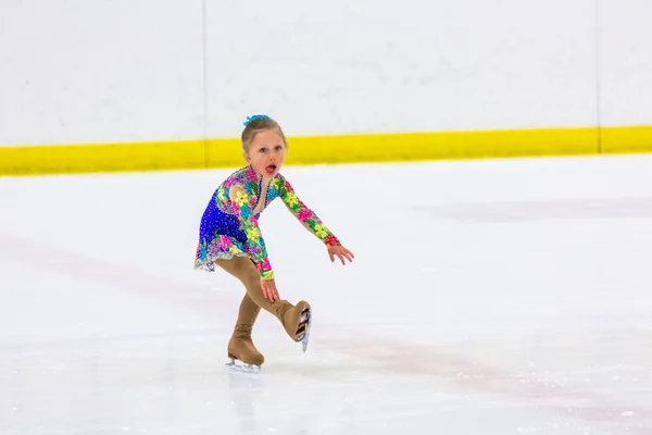 Jeune patineur artistique pratiquant — Photo