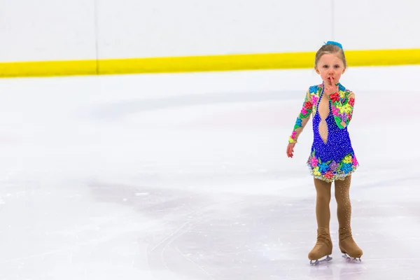 Jeune patineur artistique pratiquant — Photo