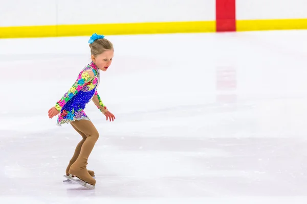 Young figure skater practicing — Stock Photo, Image