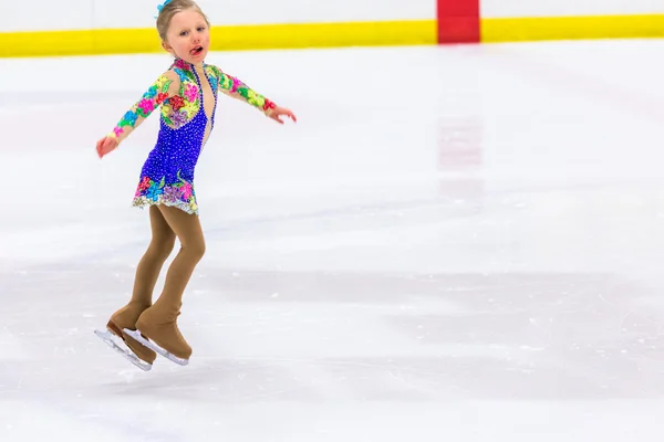 Young figure skater practicing — Stock Photo, Image