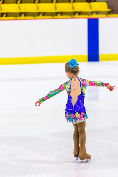 Jonge kunstschaatsster beoefenen — Stockfoto