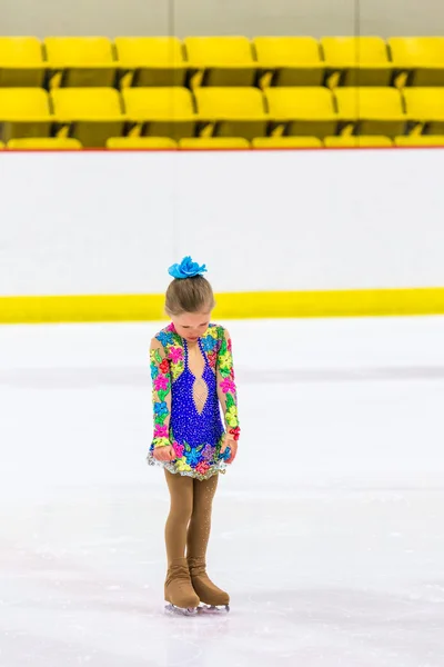 Jonge kunstschaatsster beoefenen — Stockfoto