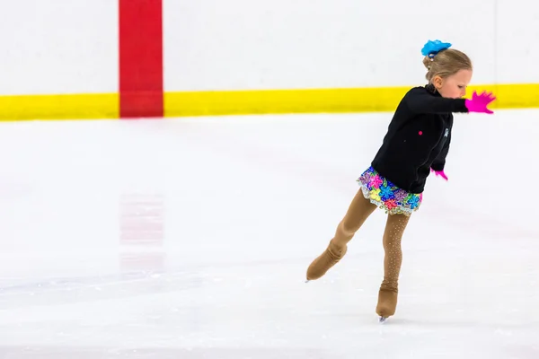 Jonge kunstschaatsster beoefenen — Stockfoto