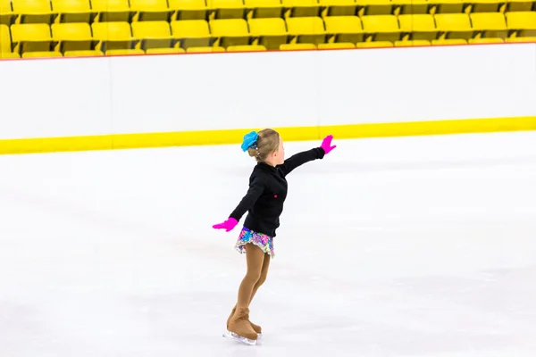 Young figure skater practicing — Stock Photo, Image