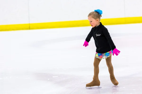 Young figure skater practicing — Stock Photo, Image